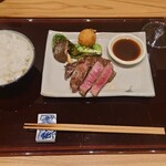 肉料理ふくなが - ▷ステーキ
      「ステーキですね。
      本日部位、内ももになります」
      との説明。
