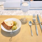 La Brianza - 自家製フォカッチャと青のりゼッポリーニ。どちらも提供仕立てがいちばん美味しい☆ じゃがいも練り込まれた自家製フォカッチャもっちり美味しいし、カリモチのゼッポリーニもいつも美味しい揚げたて最高☆