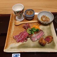 肉料理ふくなが - キタアカリのムース、なめたけ、赤センマイのもつ煮込み、一番下がカツレツ、トルコ風スパイスでマリネして焼き上げた肉、棒状に切ってあるのがガーリックオイルで和えた物、左下が亀の子という部位の炙りになります