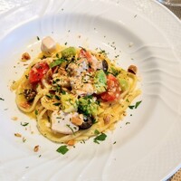 La Brianza - メカジキロマネスコリングイネ黒オリーブローストナッツ。まず具だくさん、わたし的に初めてのロマネスコ、ゴロゴロメカジキとトマトのさわやかさローストナッツも香ばしくいい歯ざわり美味しい(๑´ڡ`๑)