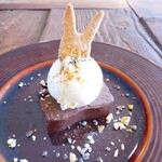 メイ デリカ&バー - 料理写真:いちじくとクランベリーのチョコレートケーキアイスクリームのせ