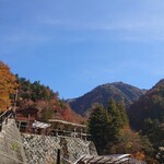 山小屋　祖母谷温泉 - 露天風呂から見上げる紅葉