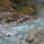 山小屋　祖母谷温泉 - 冷たい水がとうとうと流れる祖母谷川にも湯けむり