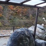 山小屋　祖母谷温泉 - 露天風呂から祖母谷側を見る