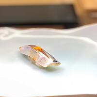 鮨 なんば 日比谷 - ✽ 小鰭は中盤に登場です。この前の提供のとろの脂を切るように…  しかし見た目からして美しくて、にぎりの写真は撮らないのですが思わず…