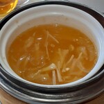 趙の飲茶 888 - キャベツやえのき茸の熱々スープ。