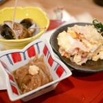 和食と日本酒 田 - この日のおばんざいの3点盛りは白魚の沖漬け・バイ貝・ポテトサラダ。ポテトサラダはジャガイモとゆで玉子とハムと人参？がゴロゴロ入って食べ応えあり