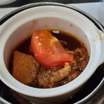 趙の飲茶 888 - 酸味あり、黒酢使用かな？熱々で、お肉やトマトなど煮込み料理。