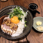 Kurodori Fani- - ファニーの親子丼750円。鶏のたたきとねぎ、卵黄に薬味で生姜とにんにくがついています