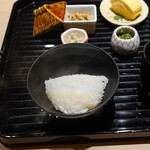 蓬左茶寮 - ご飯に、なめ茸、ちりめん山椒、生アオサ海苔、だし巻き、ワカメ汁