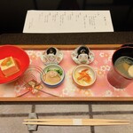 蒼樹庵 - ◆先膳：お雛さまの器がとても可愛らしいです ・胡麻豆腐の上に蒸し雲丹、美味しいですね♪ ・鯛腸醍醐掛け、手がこんでいそうです複雑な味ですが・唐津の自然薯の上に桜海老がのせてあり、自然薯特有のネットリが桜海老と良く合います ・小吸物はシッカリと御出汁が感じられます