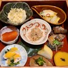 うしお お料理とそば - 箱盛り
①ポテトサラダ
②白菜、甘酢と胡麻油和
③蒟蒻の辛子明太子和え
④鰯の南蛮漬け
⑤薩摩芋
⑥煮鰹
⑦沢庵
⑧海老そぼろ
⑨胸肉と分葱の酢味噌和え
⑩柿とチーズ☆
