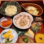 Ushio Oryouri To Soba - 箱盛り
                        ①ポテトサラダ
                        ②白菜、甘酢と胡麻油和
                        ③蒟蒻の辛子明太子和え
                        ④鰯の南蛮漬け
                        ⑤薩摩芋
                        ⑥煮鰹
                        ⑦沢庵
                        ⑧海老そぼろ
                        ⑨胸肉と分葱の酢味噌和え
                        ⑩柿とチーズ☆