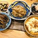 Tokiwarai - 左上から酢の物、煮ツブ貝、中央はきんぴら、右上から茄子煮浸し、ポテサラ