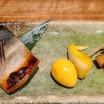 Ushio Oryouri To Soba - 焼き物
                        ⑫鯖の幽庵焼き
                        ⑬鶉卵と新玉葱のカレーピクルス
                        ⑭セロリの醤油漬け
                        
                        鯖の幽庵焼きは好みではなかった