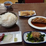 ごはん亭 むらかみ食堂 - 特盛ごはんと竹の子煮とカレイの煮付けとまぐろ刺身とほうれん草