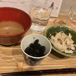 Sake Soba Yarai Sambou - お通しはお味噌汁。煮豆は3種から選べます。