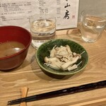 酒・蕎麦 矢来山房 - きのこの塩漬け。にんにくが効いていて美味しい。