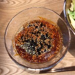 辛めん屋 茂すけ - 「プレオープンつけ麺」（500圓）のつけ汁。辛さは3（辛め）です。