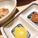 大衆酒場かどや - フワトロなおでんのつくねに辛子と練り梅