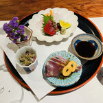 中村 - 1人ずつ器出ししてくださったお造りの盛り合わせ。クエ、マグロ、剣先イカ、アジのナメロウ、ケンケン鰹。