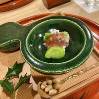 馬車道 大かわ - うるい、えび、そら豆
                      節分らしくヒイラギと豆が添えられています。