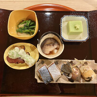 馬車道 大かわ - 八寸　
                    せりとかずのこ、グリンピース豆腐、なまこ酢とうど
                    たらのめの天ぷら、鴨
                    鯖ずし、ふぐの煮凝り、ばいがい、あんきも