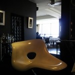 レストラン オルフェ - ウェイティングルームもモダン♪