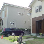 隣の歯医者さんが目印