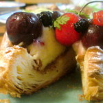 Boulangerie Queue - カスタードクリームのしたデニッシュの上　ここが美味しい