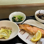 ささら - 豚肉生姜焼き 鮭塩焼き 小松菜おひたし 