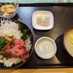 Shunsen Kana Kaya - 鮪めし丼。880円
                        豊洲に買い出しに行ってきたばかりとのこと
                        生本鮪…美味すぎる
                        鮪のボリューム的に飯大盛りでも大丈夫かと