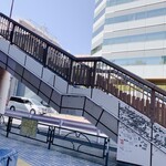 カフェ ノースライト - もり一さんの目の前の歩道橋の階段を上がります