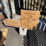 カフェ ノースライト - 道路突き当たりに置かれたお店の案内板