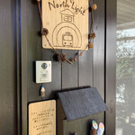 カフェ ノースライト - 入口右脇のインターホンを鳴らすと出迎えに降りて来てくれます