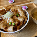元祖豚丼屋 TONTON - バラ肉とロース肉のハーフ＆ハーフ丼！