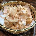 地酒蔵大阪 - 鰹節がいっぱいかかった里芋の天ぷら。