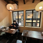 地酒蔵大阪 - 広々とした作り。1階席はカウンター。2階はテーブル席。