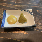 地酒蔵大阪 - おでん用の辛子と柚子胡椒。