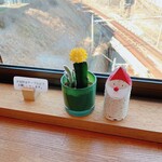 カフェ ノースライト - 窓際の置き物