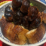 炭焼 うな富士 - 見よ！この肝の存在感と鰻の表面の完璧な焼き具合の美しさ。