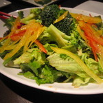 鉄板焼きgrow - フランチドレッシングがかかった葉野菜のサラダ。
      
      