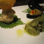 鉄板焼きgrow - 細かく刻んだいぶりがっこが入ったポテトサラダ。
      
      さつまいものポテチをのせて。
      
      
      
      みずだこと青海苔のオイル和え。
      
      ムール貝のマリネ。
      
      
      