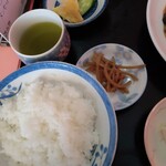 Banka - ご飯、小皿、緑茶、漬物