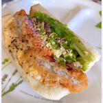 SUMOMO BAKERY - フィッシュフライを挟んだベジサンド(260)