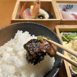 Miyazakiryouri Mansaku - 宮崎堪能御膳２５００円。霧島鷄の炭火焼き。熱々の状態で提供された地鶏は香ばしく、歯応えはあるのに柔らかでキレも良く、とても美味しくいただきました（╹◡╹）