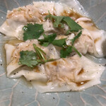 ワインとお料理 ことり - 豚ガツの茹でワンタン 黒酢タレ