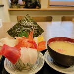 Ooiso - 味噌汁のお椀より小さい海鮮丼の茶碗、、、。