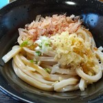 Miyafuji Udon Ten - かつお節、ネギ、天かすは自由に入れてOK