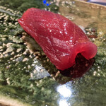 Sushi Tempura Hidari Uma - マグロからはおすすめ赤身を。身ネットリ。シャリ少なめなのも嬉しい。